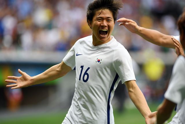 한국 올림픽 축구대표팀의 권창훈(수원 삼성)이 11일(한국시간) 브라질 브라질리아 마네 가린샤 스타디움에서 열린 리우 올림픽 남자축구 C조 최종전 멕시코와의 경기에서 후반 32분 골을 넣은 후 환호하고 있다. 브라질리아=올림픽사진공동취재단