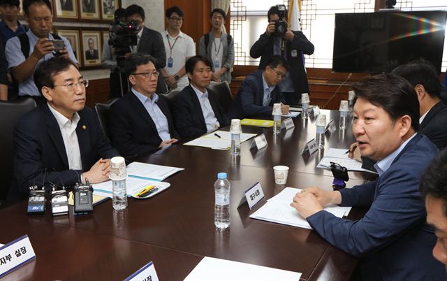 권영진(오른쪽) 대구시장이 11일 오후 서울 세종로 정부서울청사에서 이석준 국무조정실장 주재로 열린 대구공항 통합이전 태스크포스(TF) 회의에서 대구시의 입장을 설명하고 있다. 연합뉴스