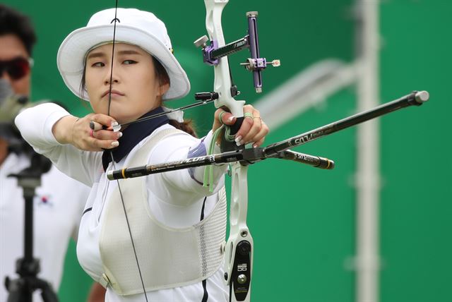 한국 여자 양궁 대표팀의 기보배가 12일(한국시간) 브라질 리우데자네이루 삼보드로무 경기장에서 열린 양궁 여자 개인전 16강에서 활시위를 당기고 있다. 리우데자네이루=연합뉴스