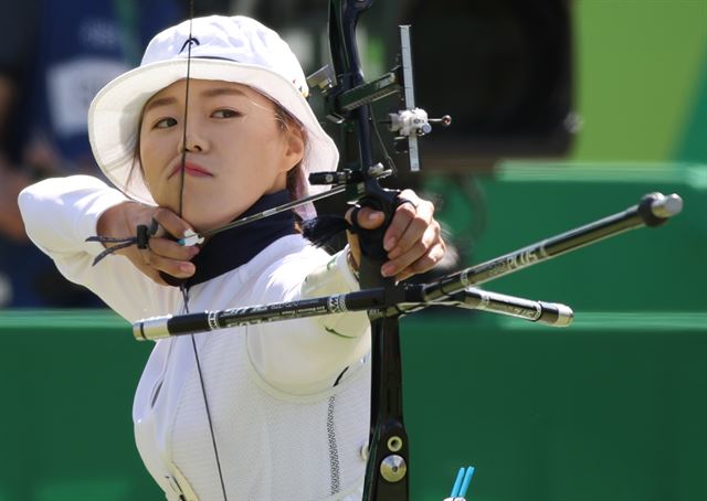 한국 여자 양궁 대표팀의 장혜진이 12일(한국시간) 브라질 리우데자네이루 삼보드로무 경기장에서 열린 여자 개인전 16강에서 활시위를 당기고 있다. 리우데자네이루=연합뉴스