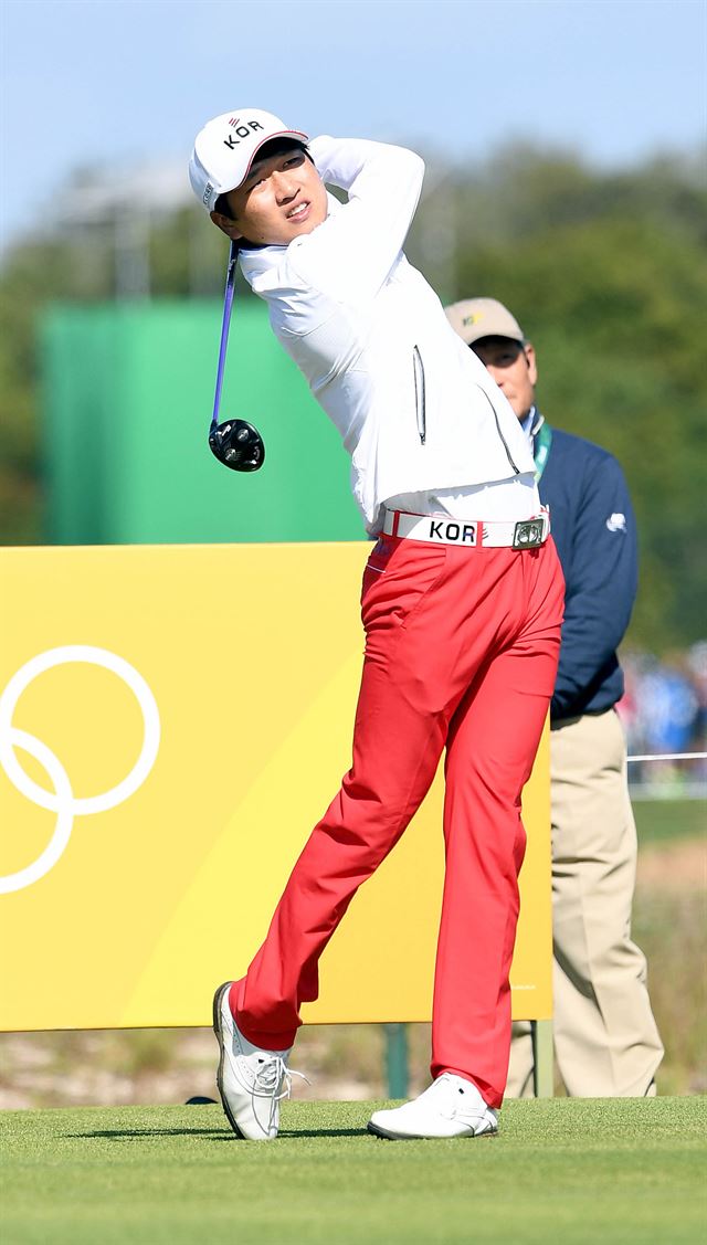 [18] 왕정훈이 12일(한국시간) 브라질 리우데자네이루 바하 올림픽 골프코스에서 열린 남자골프 1라운드에서 8번홀 티샷을 치고 있다. 리우=올림픽사진공동취재단