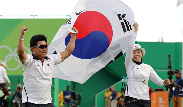 양궁대표팀 장혜진이 12일(한국시간) 브라질 리우데자네이루 마라카낭 삼보드로무 양궁장에서 열린 리우올림픽 양궁 여자 개인전 결승에서 금메달을 딴 뒤 세레머니를 하고 있다. 리우=올림픽사진공동취재단