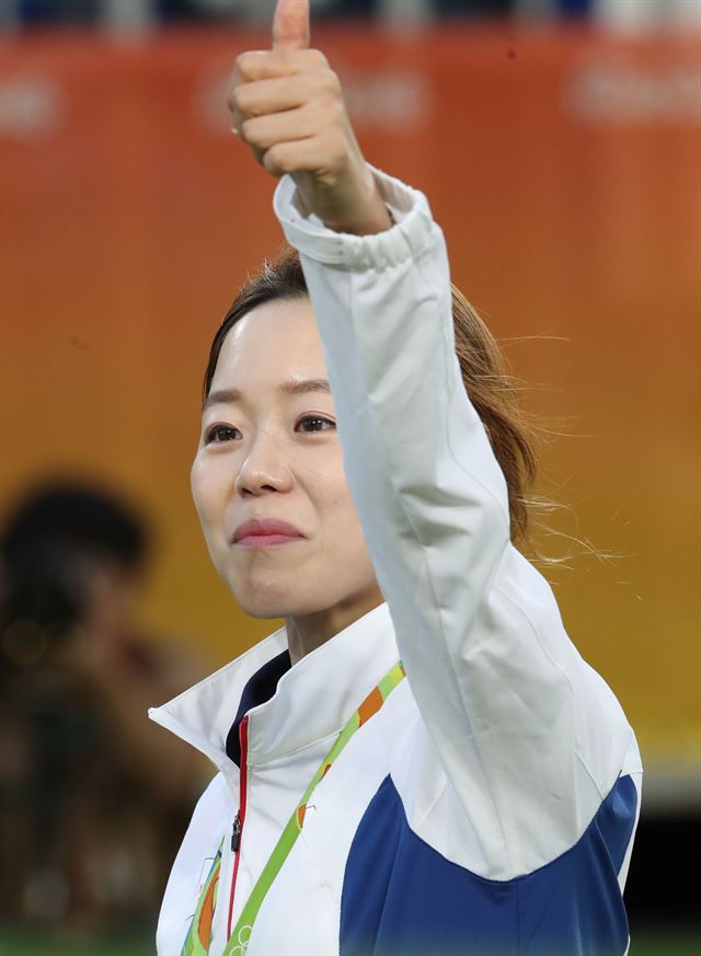 여자양궁 장혜진이 12일(한국시간) 브라질 리우데자네이루 마라카낭 삼보드로무 양궁장에서 열린 리우 올림픽 양궁 여자 개인전에서 금메달을 목에 걸고 눈물을 글썽이고 있다. 리우=올림픽사진공동취재단