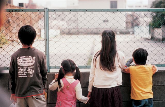 '아무도 모른다'는 부모에게 버려진 아이들의 악전고투를 그리며 야기라 유야에게 칸영화제 역대 최연소 최우수남자배우상을 안긴다.