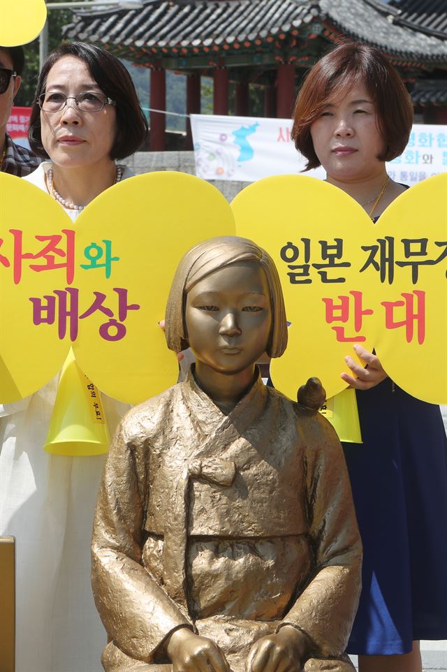 그림 1 [전주=연합뉴스] 11일 오전 전북 전주시 완산구 풍남문 광장에서 열린 전주 평화의 소녀상 건립 1주년 기자회견에서 시민단체 관계자들이 일본의 위안부 문제 해결을 촉구하고 있다