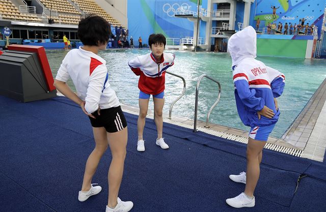 8브라질 리우데자네이루의 마리아 렝크 아쿠아틱 센터에서 11일(현지시간) 훈련을 앞둔 북한 다이버 선수들이 몸을 풀고 있다. AP 연합뉴스