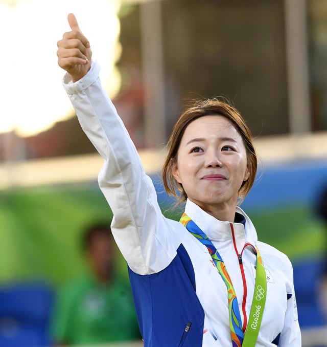 한국 여자양궁의 장혜진(LH)이 12일(한국시간) 브라질 리우데자네이루 마라카낭 삼보드로무 양궁장에서 열린 여자 개인전 시상식에서 금메달을 목에 건 후 환호하는 관중들에게 엄지손가락을 들어 보이며 화답하고 있다. 리우=올림픽사진공동취재단