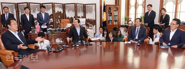 정세균(가운데) 국회의장이 12일 서울 여의도 국회의장 집무실에서 여야 3당 원내대표들과 회동을 주재하며 추가경정예산안 처리 방안 등에 대해 논의하고 있다. 왼쪽부터 정진석 새누리당 원내대표, 정 의장, 우상호 더불어민주당 원내대표, 박지원 국민의당 비상대책위원장 겸 원내대표. 오대근 기자 inliner@hankookilbo.com