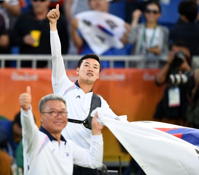 구본찬(현대제철)이 13일 브라질 리우데자네이루 삼보드로무 경기장에서 열린 리우 올림픽 양궁 남자 개인전에서 우승한 뒤 엄지를 치켜들고 있다. 리우=올림픽사진공동취재단