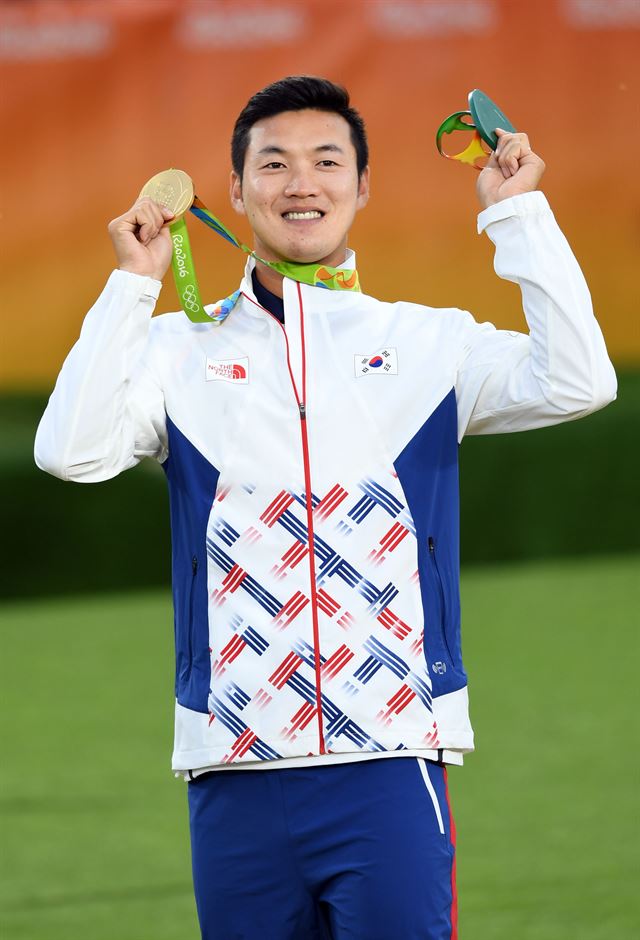 구본찬이 13일 리우데자네이루 삼보드로무 양궁장에서 남자 양궁 개인전에서 우승한 뒤 금메달을 들며 환호하고 있다. 리우데자네이루=올림픽사진공동취재단