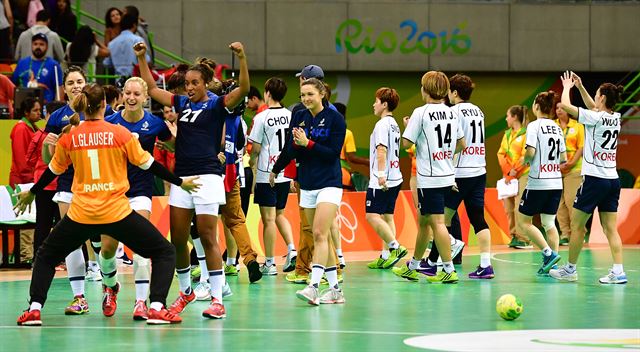 한국 여자 핸드볼팀이 12일 오후(현지시간) 브라질 리우데자네이루 바하 퓨처아레나에서 열린 여자 핸드볼 조별리그 B조 4차전 프랑스와 경기에 17-21로 패해 8강 진출에 실패했다. 한국선수들이 아쉬운 표정으로 관중석에 인사하러 가고 있다. 리우=홍인기 기자