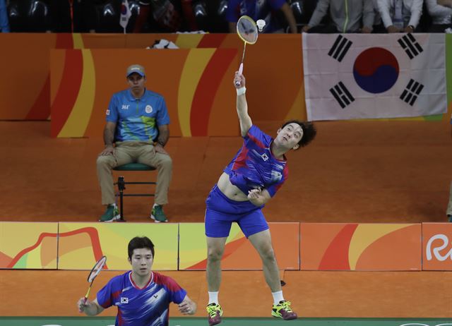 한국 배드민턴 김사랑-김기정조가 14일(한국시간) 브라질 바하 리오센트루 파빌리온 4에서 열린 리우 올림픽 마티아스 보에-카르스텐 모겐센(덴마크)조와의 경기에서 스매시를 하고 있다. 리우=AP뉴시스