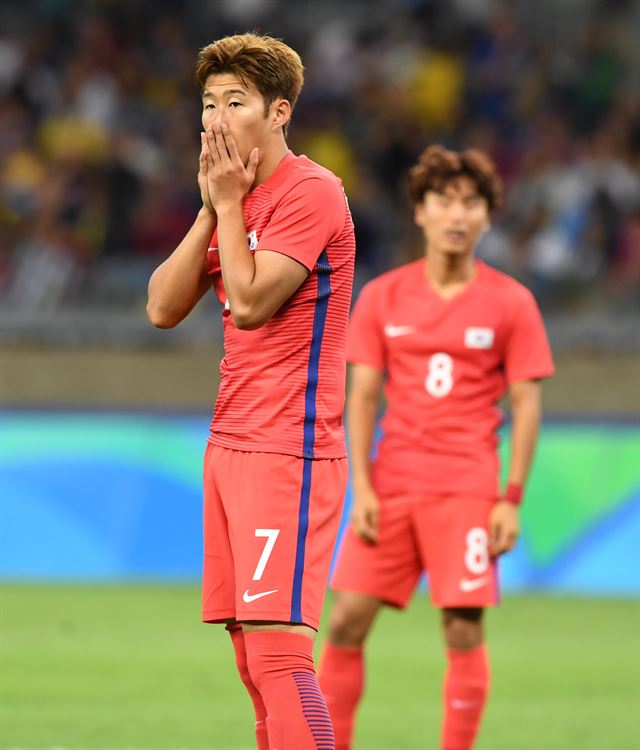 한국 축구대표팀 손흥민이 13일 오후(현지시간) 브라질 벨루오리존치 미네이랑 경기장에서 열린 2016 리우올림픽 축구 8강전 온두라스와의 경기에서 슛팅을 실패한 후 아쉬워하고 있다. 벨루오리존치=올림픽사진공동취재단