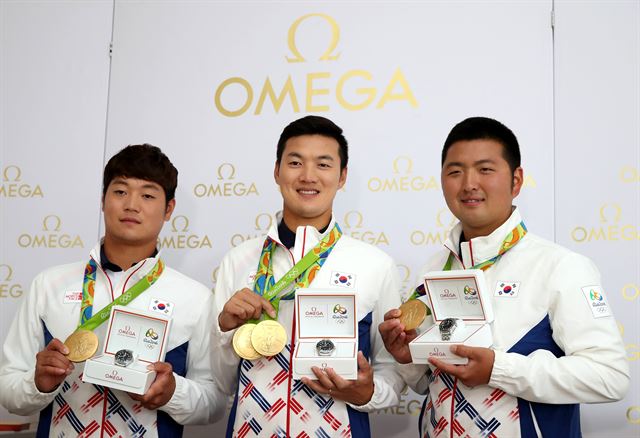 13일 오후(현지시간) 브라질 리우데자네이루 이파네마 오메가 하우스에서 금메달을 딴 한국 남자 양궁 대표팀이 오메가 ‘리우 2016’ 리미티드 에디션 씨마스터 다이버 300M 시계를 선물 받고 기념촬영을 하고 있다. 왼쪽부터 이승윤, 구본찬, 김우진 선수. 리우=홍인기 기자