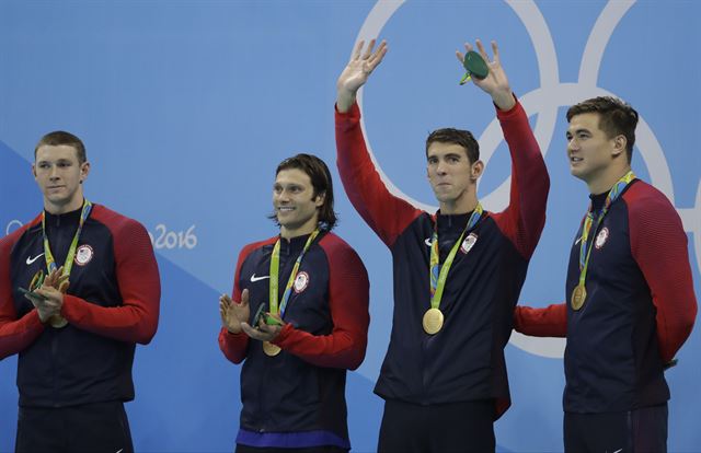 14일(한국시간) 수영 남자 혼계영 400m 결승전에서 우승한 미국 대표팀의 라이언 머피(왼쪽부터), 코디 밀러, 마이클 펠프스, 나단 애드리언이 금메달을 목에 걸고 기뻐하고 있다. 리우=AP 연합뉴스