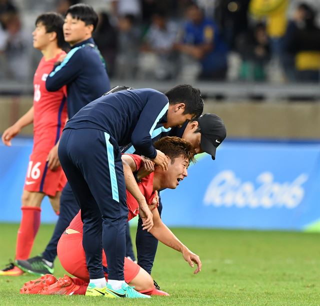 손흥민이 14일 벨루오리존치 미네이랑 스타디움에서 열린 리우 올림픽 남자 축구 온두라스와의 8강전에서 패한 뒤 주저앉아 눈물을 흘리고 있다. 벨루오리존치=올림픽사진공동취재단