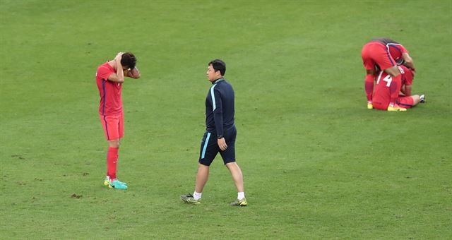 14일 (한국시간) 2016리우올림픽 남자축구 8강전 열린 브라질 벨루오리존치 미네이랑 경기장에서 한국이 온두라스에 1:0으로 석패했다. 한국선수들이 경기가 끝난 후 아쉬워하고 있다. 벨루오리존치=올림픽사진공동취재단