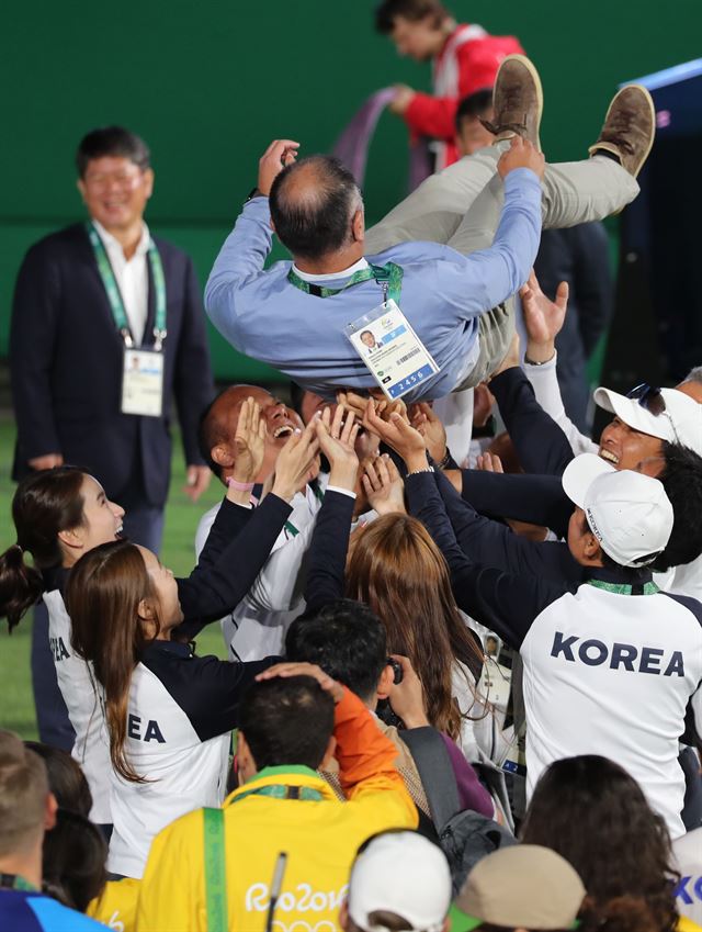 13일 브라질 리우데자네이루 삼보드로무 경기장에서 올림픽 전 종목 금메달 신화를 만든 한국 양궁대표팀 선수들이 정의선 대한양궁협회장을 헹가래 치고 있다. 리우=연합뉴스