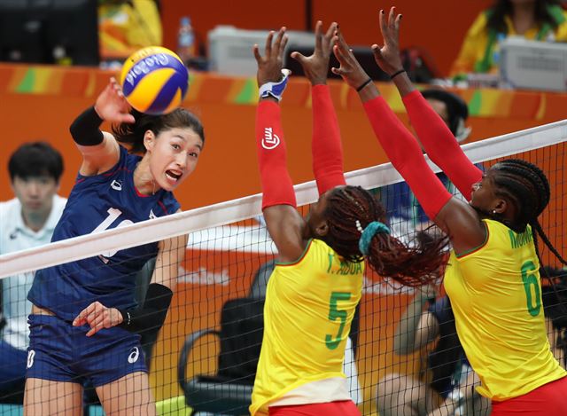 한국 여자배구대표팀의 김연경이 15일(한국시간) 브라질 리우데자네이루 마라카낭지뉴 경기장에서 열린 리우올림픽 여자배구 카메룬과의 경기에서 스파이크를 때리고 있다. 리우=연합뉴스