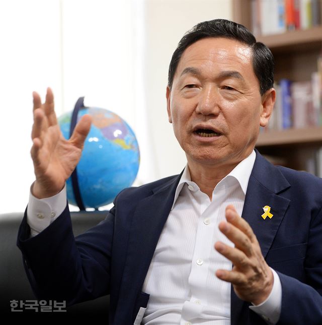 김상곤 더불어민주당 당 대표 후보가 14일 본보 인터뷰에서 내년 대선 후보 경선에 대한 입장을 밝히고 있다. 배우한기자 bwh3140@hankookilbo.com