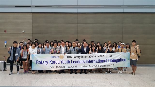 UN 본부에서 열리는 ‘동북아시아 평화포럼 글로벌 서밋’에 참가 하는 한국 로타리 인터랙트 회원 등 청소년 50여명이 14일 출국에 앞서 기념촬영을 하고 있다.