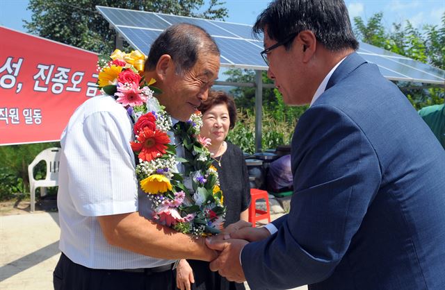 지난 11일 오전 최동용(오른쪽) 춘천시장이 브라질 리우데자네이루 올림픽 남자 사격 50m에서 금메달을 딴 진종오 선수의 고향집인 남산면을 찾아 진 선수의 아버지 진재호(67)씨와 축하의 악수를 하고 있다. 연합뉴스