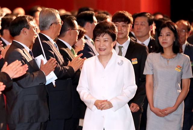 박근혜 대통령이 15일 세종문화회관에서 열린 제71주년 광복절 경축식에서 새누리당 이정현 대표, 더불어민주당 김종인 대표, 국민의당 박지원 비상대책위원당, 정의당 심상정 대표 등 여야 대표 앞을 지나 입장하고 있다. 연합뉴스