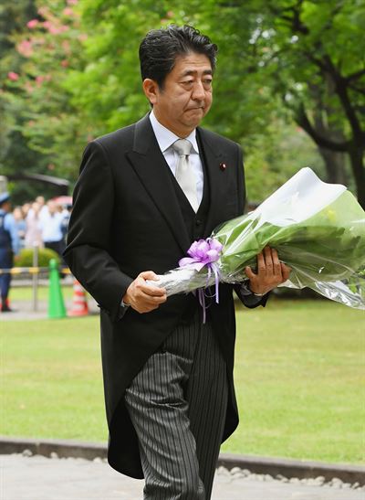 아베 신조(安倍晋三) 일본 총리가 2차대전 패전일인 15일 낮 무명 전사자 유골이 안장된 도쿄 지도리가후치(千鳥ケ淵) 묘원을 찾아 헌화하고 있다. 교도 연합뉴스