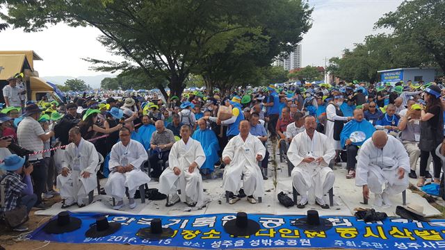 성주청년유도회 회원 등 성주군민 908명이 15일 성밖숲공원에서 단체삭발을 하고 있다. 성주=최홍국기자 hkchoi@hankookilbo.com/2016-08-15(한국일보)