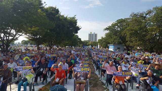 성주군민 908명이 15일 성주 성밖숲공원에서 단체로 삭발한 후 '성주 사드배치 결사 반대'를 외치고 있다. 성주=최홍국기자 hkchoi@hankookilbo.com/2016-08-15(한국일보)