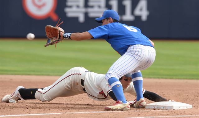 15일 수원 KT위즈파크에서 열린 제44회 봉황대기 전국고교야구대회 군산상고와 덕수고의 준결승전에서 4회말 덕수고 양원중이 1루 견제구를 피해 세이프 되고 있다. 오대근기자 inliner@hankookilbo.com