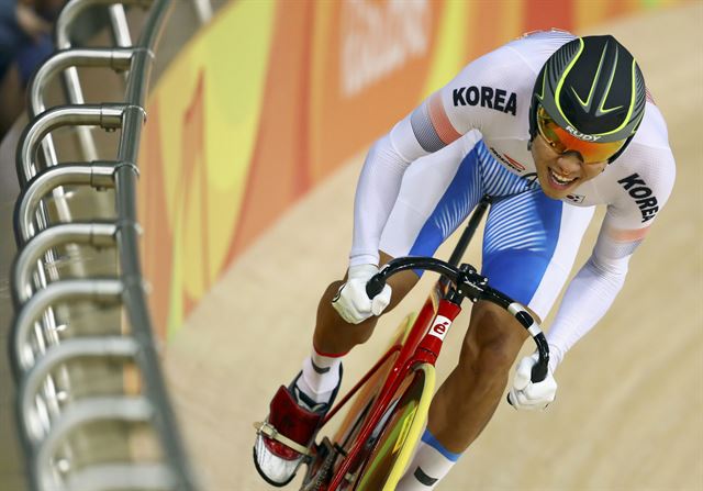 16일(한국시간) 브라질 리우데자네이루 리우 올림픽 사이클 경기장에서 열린 남자 사이클 옴니엄 포인트레이스에 출전한 박상훈이 경기를 펼치고 있다. 리우=로이터ㆍ연합뉴스