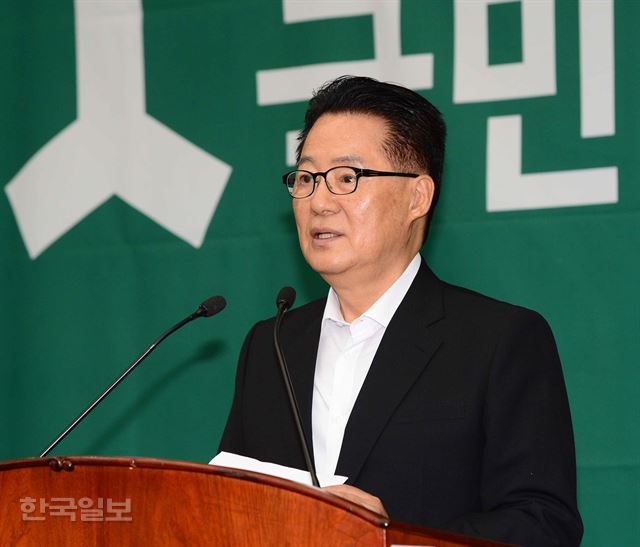 박지원 국민의당 비상대책위원장 겸 원내대표가 16일 국회에서 열린 의원총회에서 발언하고 있다. 오대근기자 inliner@hankookilbo.com