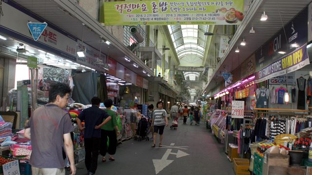 돔형 아케이드 시설을 갖춘 서울 마포구 망원시장 내부. 상반기 열린 1~2인 소가구를 위한 요리경진대회 현수막이 눈에 띈다.