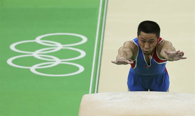 브라질 리우데자네이루의 올림픽 체조경기장에서 15일(현지시간) 북한의 리세광 선수가 남자 기계 체조 도마 결선에 출전해 힘차게 도마를 딛고 도약을 하고 있다. 리세광 선수는 2006년 도하 아시안게임에서 금메달, 2014년~2015년 세계선수권대회 도마 2연패를 달성한 바 있으며 이번 금메달은 1992년 바르셀로나 올림픽 남자 안마의 배길수 선수에 이어 올림픽 남자 기계체조에서 따낸 두 번째 금메달이다. 로이터 뉴스1