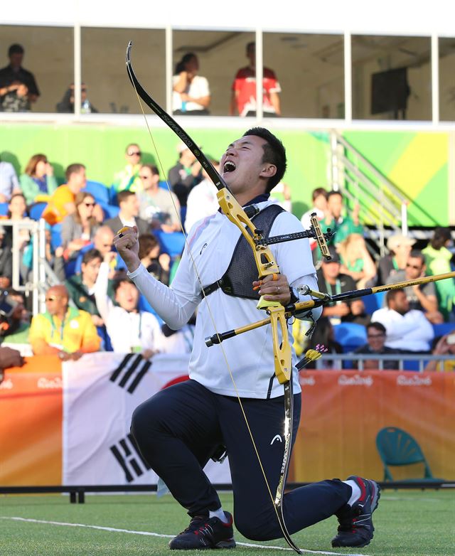 리우데자네이루 마라카낭 삼보드로무에서 열린 남자 양궁 개인전에서 우승한 구본찬이 환호하고 있다. 리우데자네이루=올림픽사진공동취재단