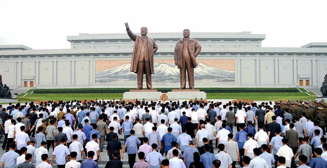 북한 장병, 근로자, 청소년 학생들이 광복절 71주년을 맞아 만수대 언덕에 있는 김일성·김정일 동상에 꽃바구니를 바쳤다고 노동신문이 16일 보도했다. 연합뉴스