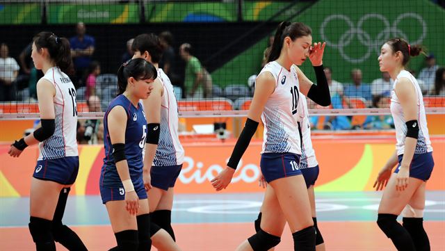 한국 여자배구 대표팀이 16일(한국시간) 브라질 리우데자네이루 마라카나징유 배구 경기장에서 열린 네덜란드와의 8강전 경기에서 패한 뒤 경기장을 나서고 있다. 리우=올림픽사진공동취재단