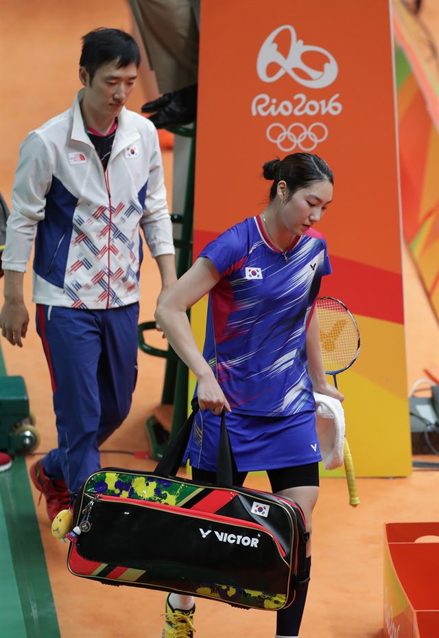 성지현(한국)이 17일(한국시간) 브라질 리우데자네이루 바하 리우센트로 파빌리온 4에서 열린 2016 리우 올림픽 배드민턴 여자단식 8강전에서 스페인에 캐롤리나 마린에게 1세트를 패한 뒤 실망한 표정으로 코트를 나서고 있다. 리우=올림픽사진공동취재단