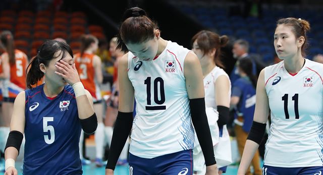 한국 여자배구 대표팀이 17일 브라질 리우데자네이루 마라카낭지뉴 경기장에서 열린 리우올림픽 여자배구 네덜란드와 8강전에서 세트스코어 1-3으로 패해 4강 진출이 좌절된 뒤 고개를 떨군 채 경기장을 나가고 있다. 리우데자네이루=연합뉴스