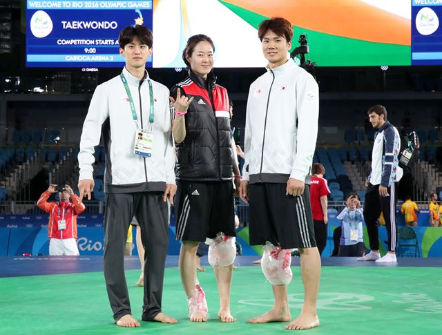 [저작권 한국일보] 한국 태권도 선수단이 16일 오후(현지시간) 브라질 리우데자네이루 올림픽파크 카리오카 아레나3에서 훈련을 마치고 경기장을 둘러보는 중 기념촬영을 하고 있다. 리우데자네이루= 홍인기기자 hongik@hankookilbo.com