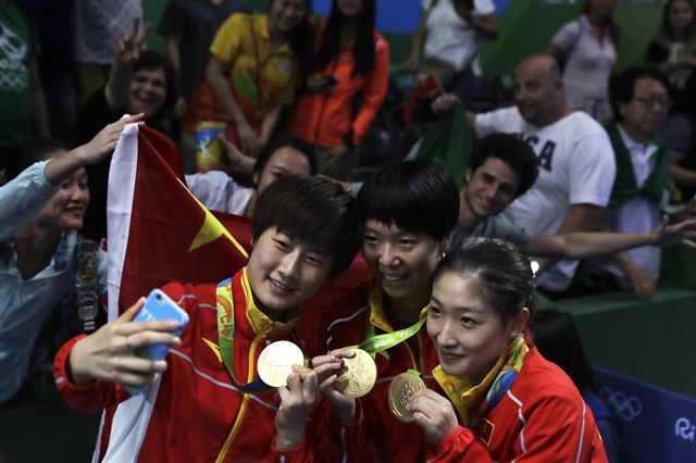 브라질 리우데자네이루에서 16일(현지시간) 여자 탁구 단체전 결승경기에서 독일을 3-0으로 누르고 금메달을 딴 중국 선수들이 셀피촬영을 하고 있다. AP 연합뉴스