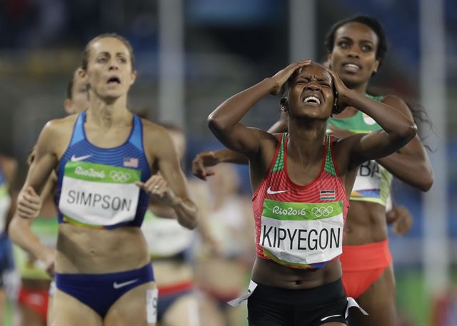 17일(한국시간) 리우데자네이루 마라카낭 올림픽 주경기장에서 열린 여자 육상 1,500m 결선에서 케냐의 페이스 키피에곤(오른쪽 앞)이 가장 먼저 결승선을 통과한 뒤 가쁜 숨을 몰아쉬고 있다. 리우=AP 연합뉴스