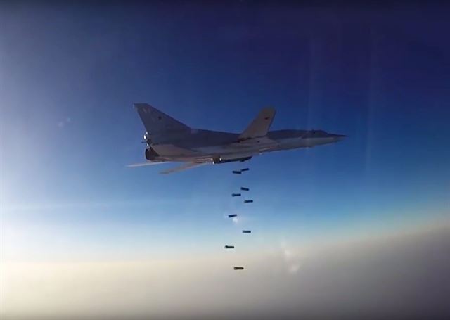 러시아 전술폭격기 투폴례프(TU-22M3)가 16일 시리아 내 이슬람국가 근거지를 공습하고 있다. 시리아=EPA 연합뉴스