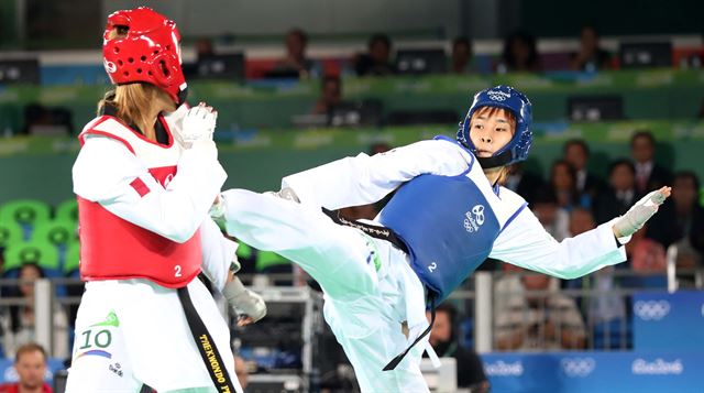 한국의 김소희가 17일 브라질 리우데자네이루 바하 올림픽파크 카리오카 경기장3에서 열린 2016리우데자네이루 올림픽 태권도 여자 -49kg급 예선 6경기에서 페루의 훌리사 디에즈 칸세코와 대결하고 있다. 김소희는 9-2로 승리해 8강진출을 확정했다. 리우=올림픽사진공동취재단