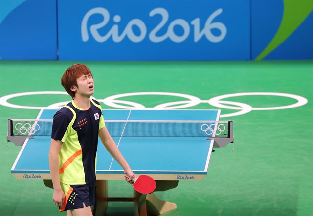 정영식(한국)이 18일(한국시간) 브라질 리우데자네이루 리우센트루 파빌리온 3에서 열린 2016 리우올림픽 남자 탁구 단체 3~4위전 독일과의 경기에서 득점에 실패한 뒤 아쉬워하고 있다. 리우=연합뉴스