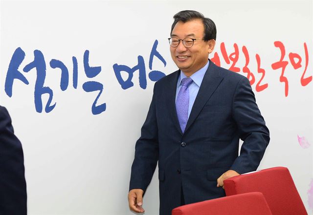 이정현 새누리당 대표가 17일 오전 서울 여의도 당사에서 열린 최고위원-중진의원 간담회에 입장하고 있다. 오대근 기자 inliner2hankookilbo.com