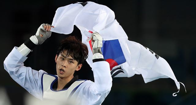 태권도 한국 대표 김태훈이 17일 오전(현지시간) 브라질 리우데자네이루 바하 올림픽파크 카리오카 경기장3에서 열린 2016리우데자네이루 올림픽 태권도 남자 -58kg 동메달전에서 멕시코의 카를로스 루벤 나바로 발데즈와 대결에 승리해 동메달을 획득한 뒤 세레머니를 하고 있다. 2016.8.17./리우데자네이루=올림픽사진공동취재단