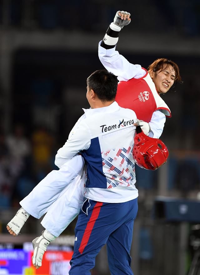 김소희가 18일 (한국시간) 브라질 리우데자네이루 바하 올림픽파크 카리오카 경기장3에서 열린 2016리우데자네이루 올림픽 태권도 여자 -49kg급 결승에서 세르비아 티야나 보그다노비치을 물리치고 금메달을 차지한 후 환호하고 있다. 리우=올림픽사진공동취재단