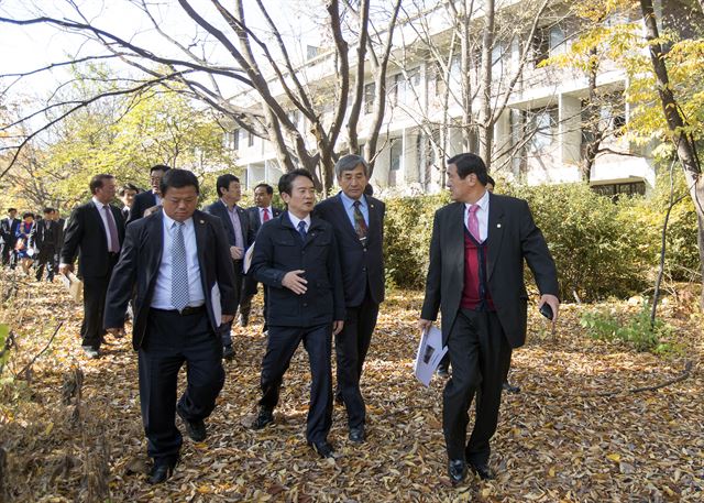 남경필(앞줄 왼쪽에서 두번째) 경기지사 등 관계자들이 수원시의 옛 서울대 농생대 캠퍼스를 둘러보고 있다. 경기도 제공